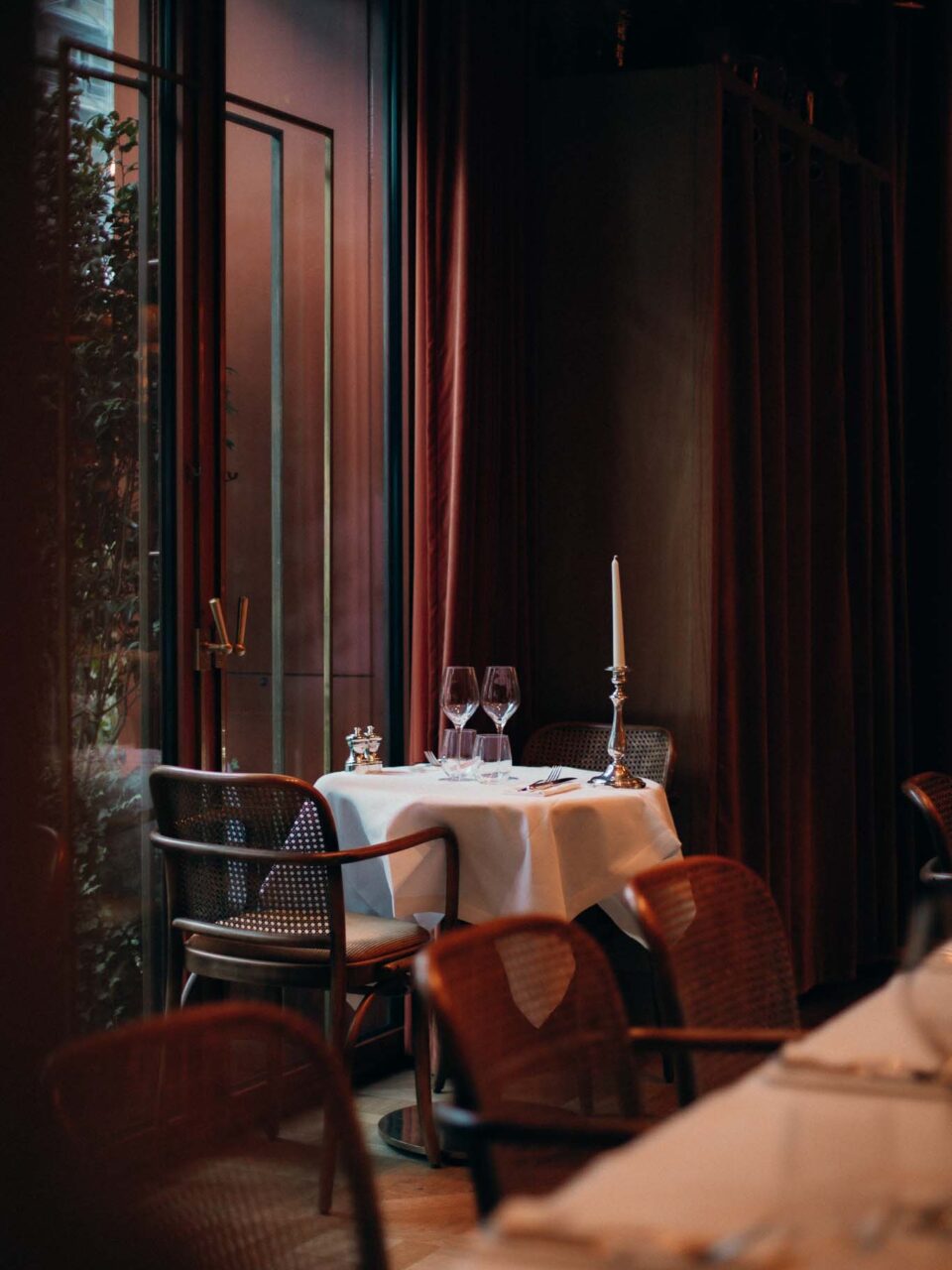 Intérieur élégant du restaurant Nolinski Paris avec mobilier raffiné, crédit photo Clélia Stevenard