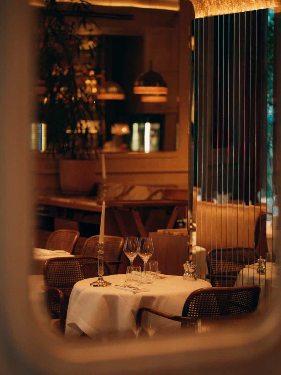 Salle à manger du restaurant Nolinski Paris avec décor contemporain – photo Clélia Stevenard