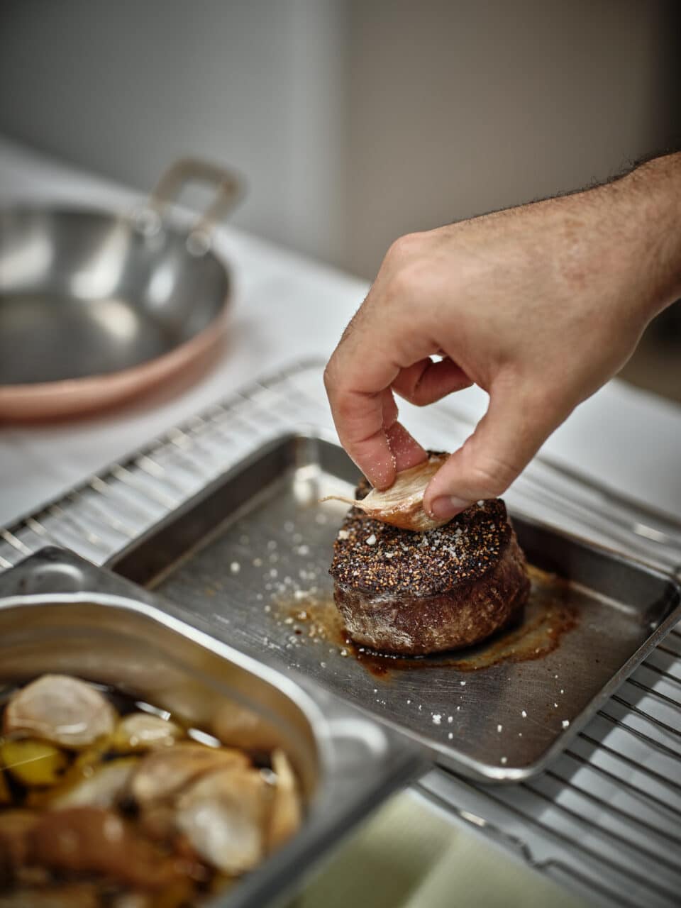Zoom sur les détails d’un plat gastronomique du Nolinski Paris, conçu par Philip Chronopoulos – photo Julie Limont