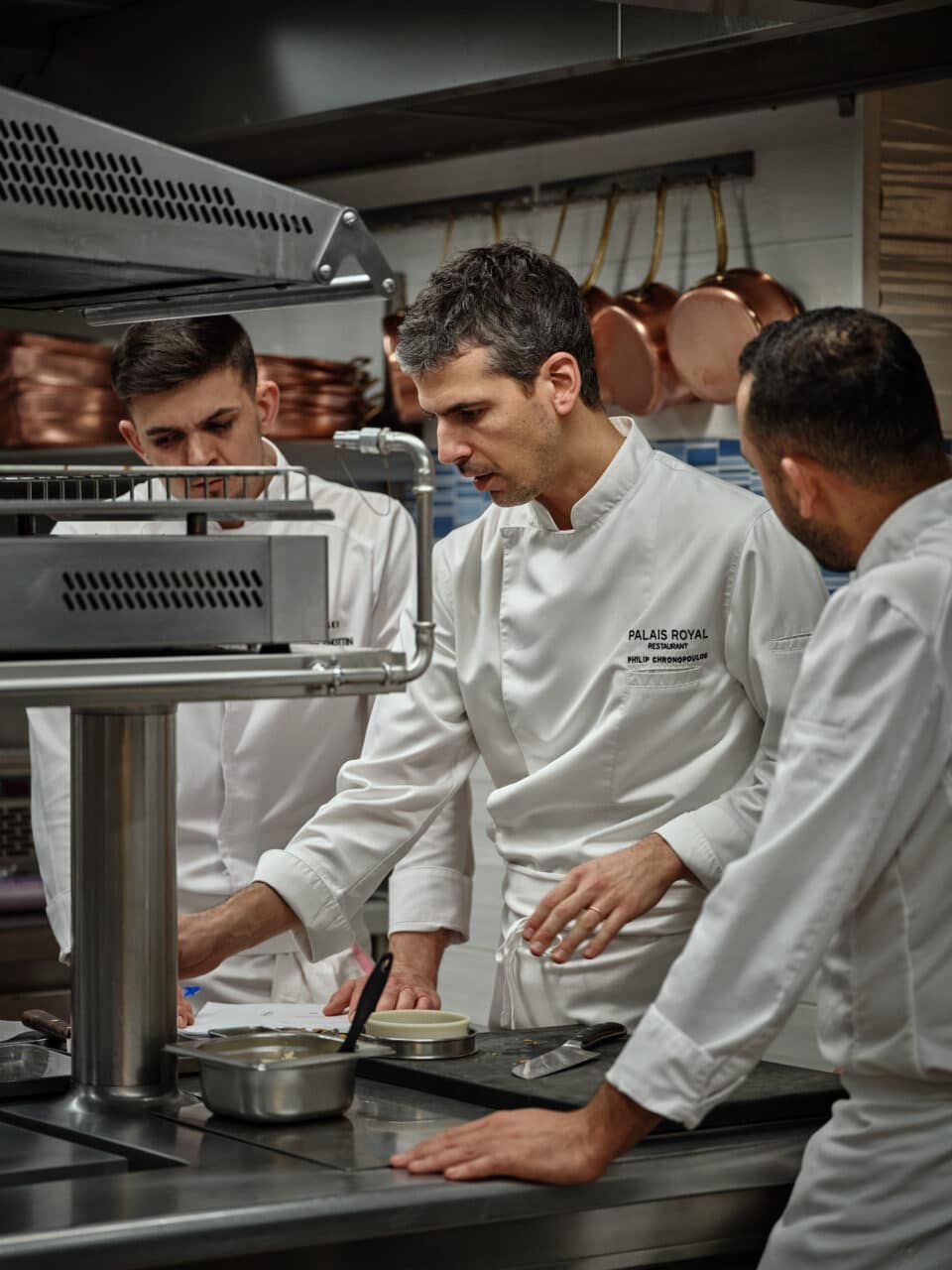 Le chef Philip Chronopoulos en pleine préparation dans les cuisines du Nolinski Paris – photo Julie Limont
