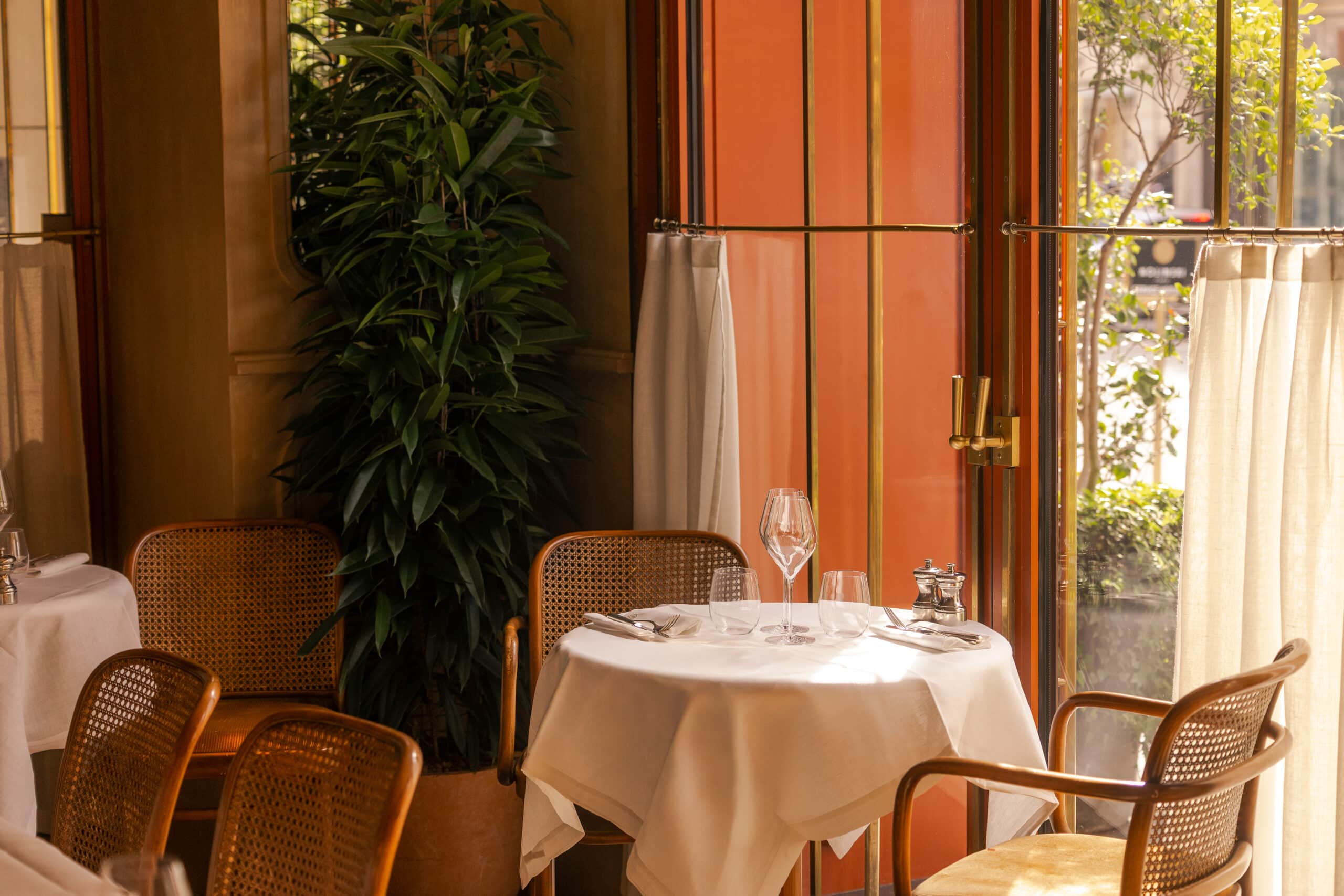 NOLINSKI PARIS RESTAURANT PHOTO